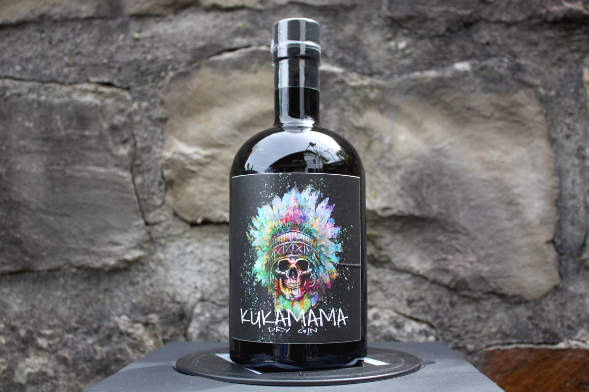 U etagini kotarib, siltab tashlaydi.